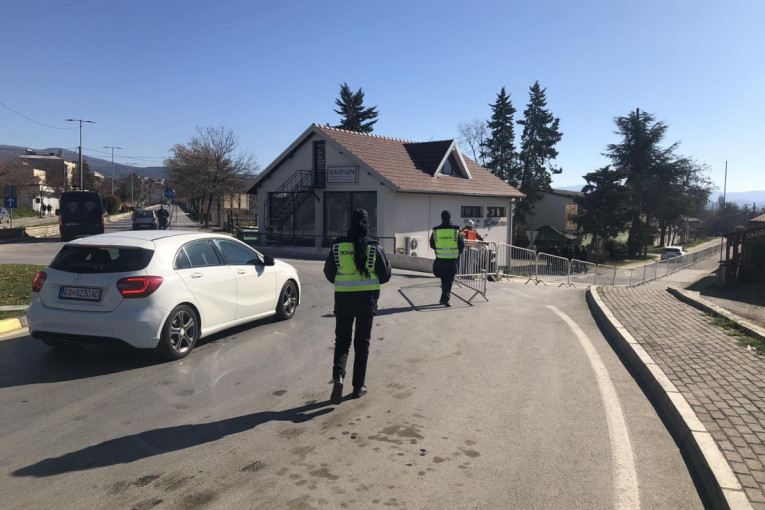 Opsadno stanje u Kočanima: Policajci na svakih 10 metara, sahranama stradalih u diskoteci mogu da prisustvuju samo najbliži (FOTO)