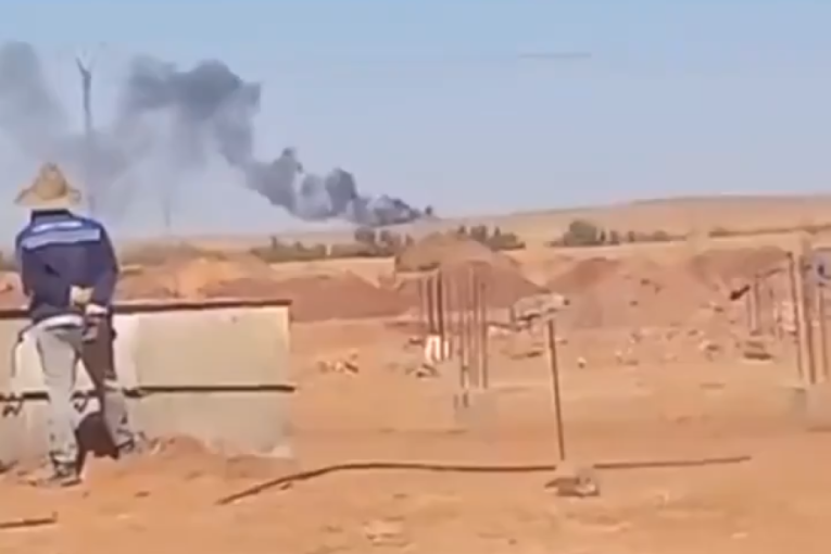 U Alžiru se srušio vojni avion! Pilot poginuo, pojavio se dramatični snimak (VIDEO)