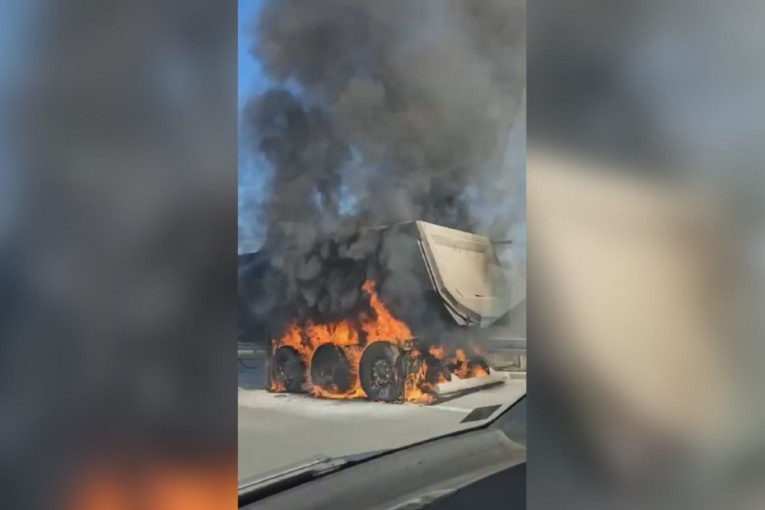 Drama na auto-putu Miloš Veliki: Zapalio se kamion pre naplatne rampe u Obrenovcu, vozač brzo reagovao (VIDEO/FOTO)