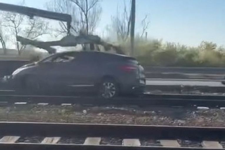 Ovo je auto koji je sleteo na šine na Pančevačkom mostu: Troje dece prevezeno u Tiršovu (VIDEO)