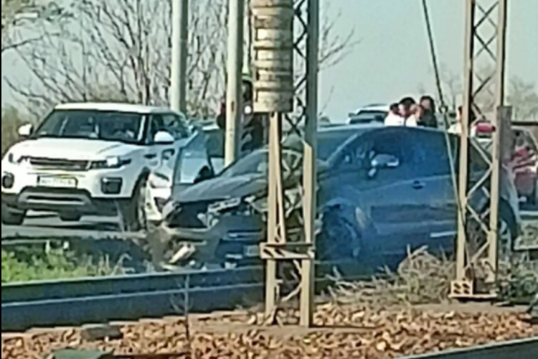 Povređeni roditelji i troje dece! Auto sleteo na prugu na Pančevačkom mostu (VIDEO)