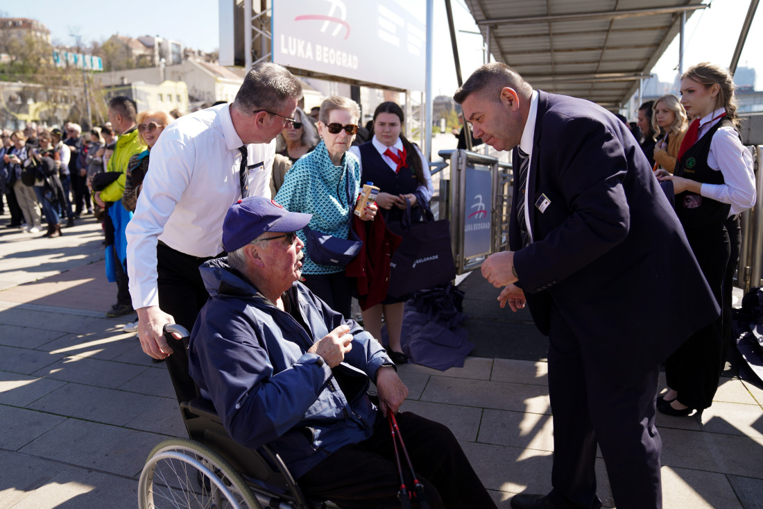 Luksuzni kruzer otvorio nautičku sezonu: Rakija i folklor na dočeku! (FOTO)