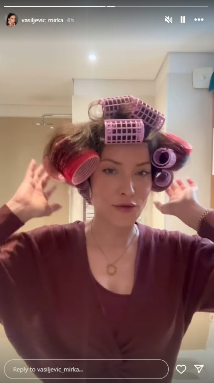 Mirka Vasiljević ovako izgleda bez šminke: U bademantilu i s papilotnama na glavi (FOTO)