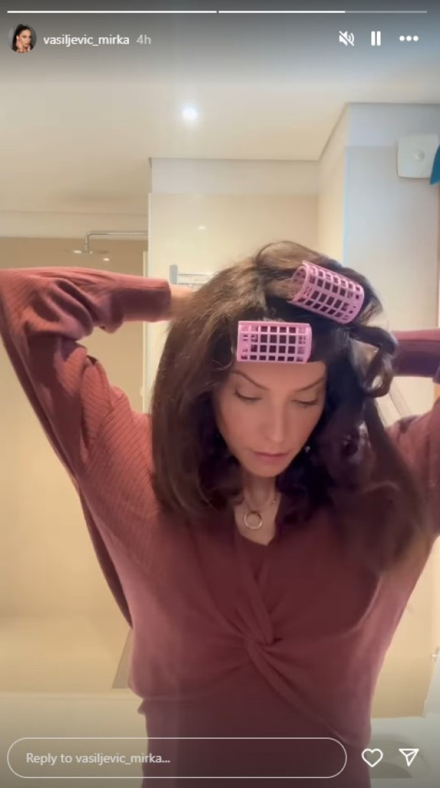 Mirka Vasiljević ovako izgleda bez šminke: U bademantilu i s papilotnama na glavi (FOTO)