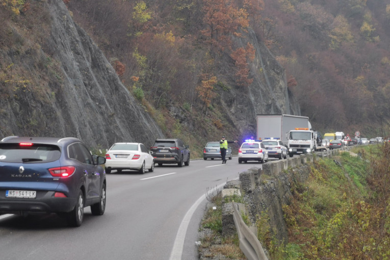 Teretnjak se prevrnuo u krivini: Teška saobraćajna nezgoda kod Nove Varoši, staklo rasuto svuda po putu