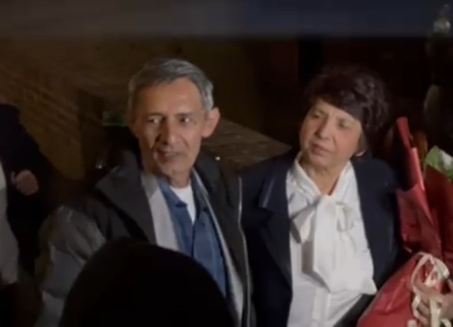 Roditelji Tanje Savić stigli na proslavu: Pevačicin rođeni brat se pojavio s trudnom suprugom, u ruci ima poseban poklon