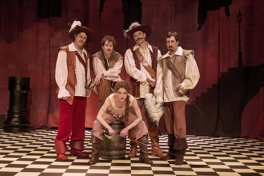 Odlaže se premijera predstave "Tri musketara": Poznat novi datum (FOTO)