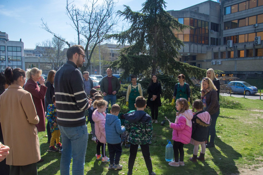 Novobeogradski predškolci ukrasili dvorište opštine (FOTO)