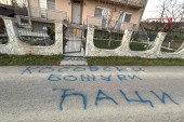 Pejčići iz Rakovice prolaze kroz pakao! Vandali im išarali kuću, a tužilac ih pustio! (FOTO)