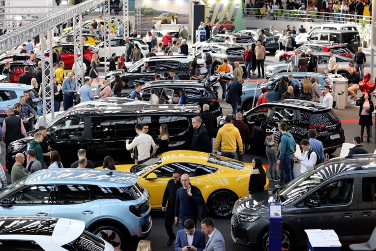 Kako se pravilno parkira auto sa automatskim menjačem: Evo šta obavezno morate da uradite na uzbrdici i nizbrdici