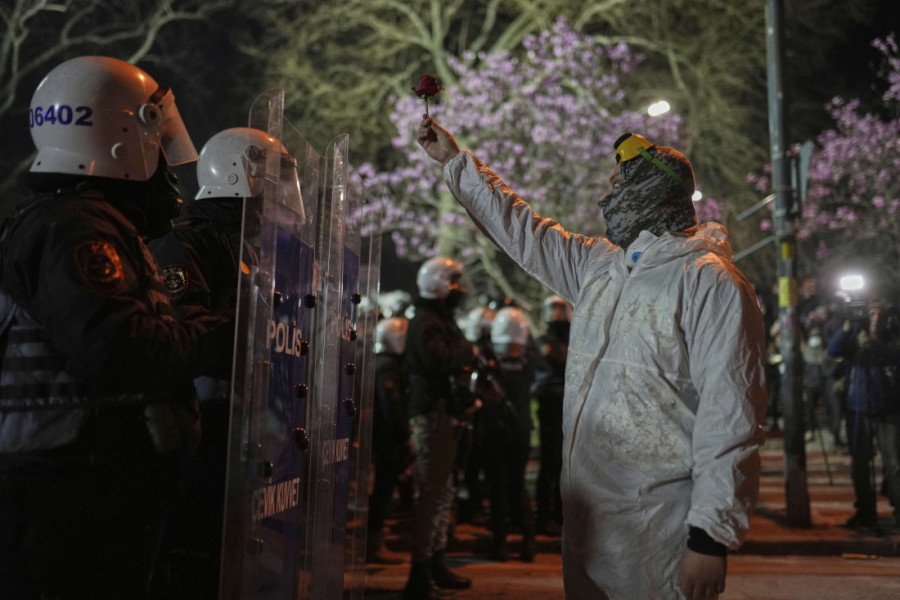 Novi protest u Istanbulu protiv hapšenja gradonačelnika! Demonstranti ruše sve pred sobom, sukobili se sa policijom (VIDEO)