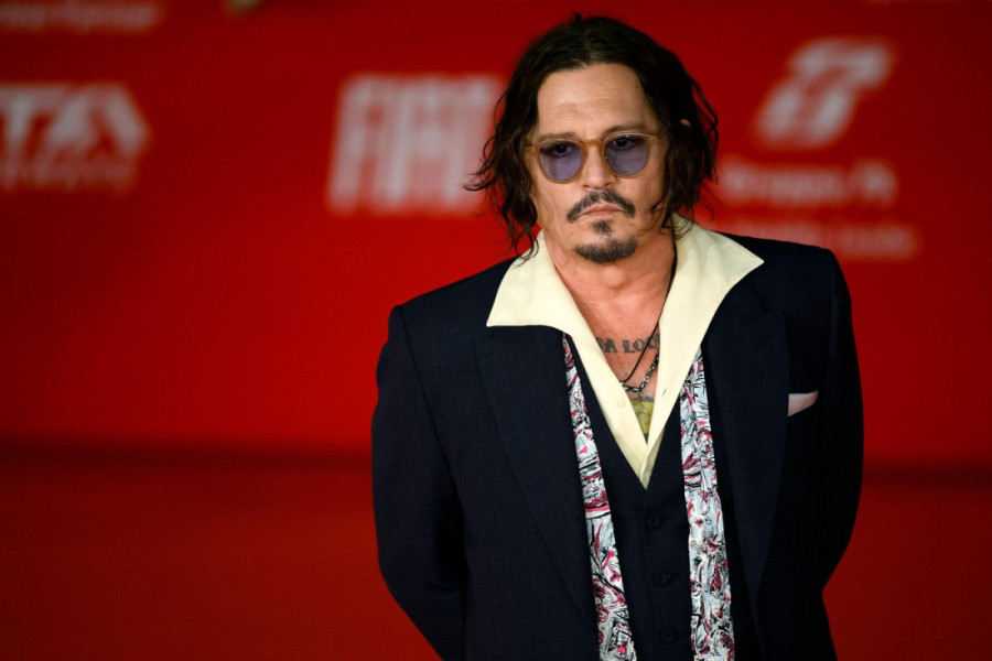 Džoni Dep nosi srpsku kravatu: Blagoslovio je episkop Stefan!