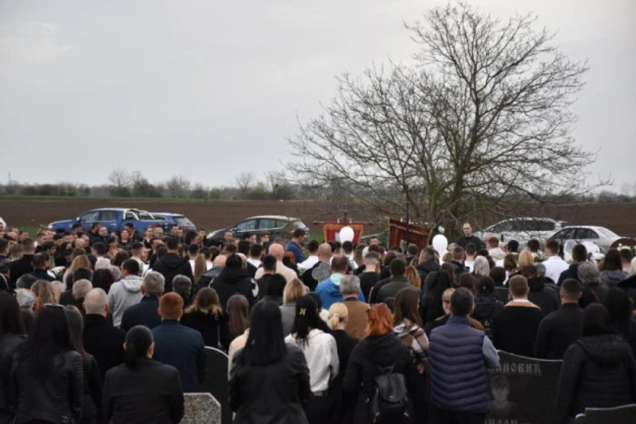 Sahranjen Vukašin Crnčević: Drugari pustili 19 belih balona u nebo (FOTO)