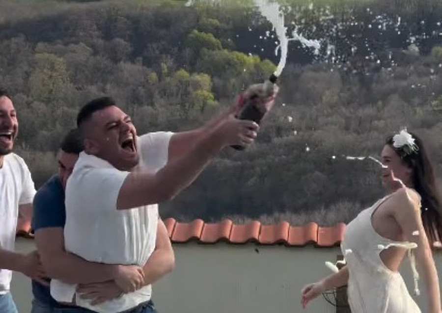 I nogama hvata pare: Za 46 sekundi bacili bogatstvo pred pevača, a mnogi nemaju pojma ko je on! (VIDEO)