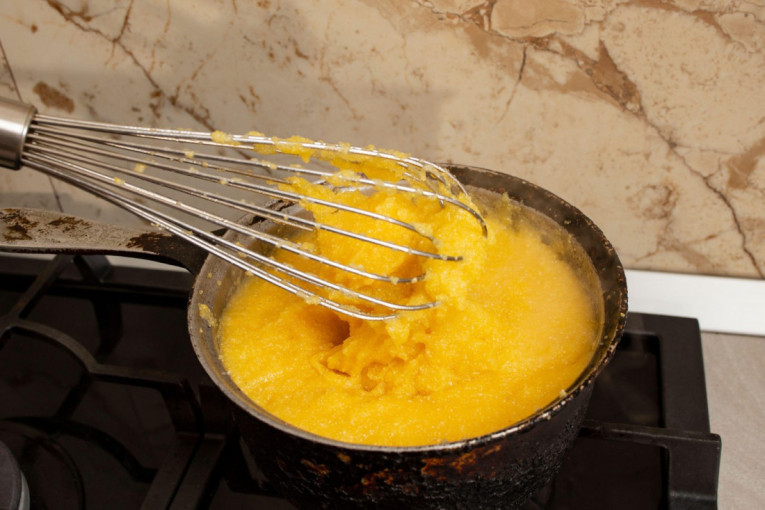 Sve je do tehnike: Evo kako da napravite savršeno kremastu palentu bez grudvica