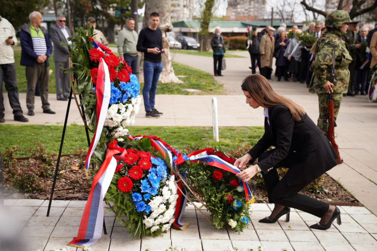 Zamenica gradonačelnika Beograda Vesna Vidović odala poštu stradaloj deci u NATO agresiji