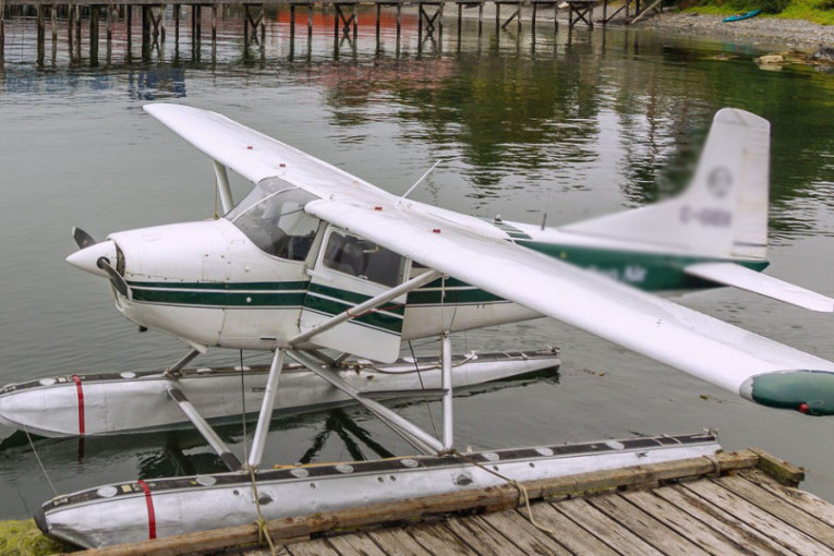 Oluja poharala Tivat: Vetar prevrnuo i podigao hidroavione