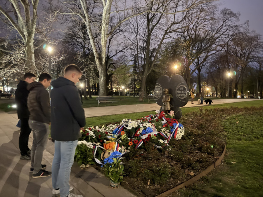 Studenti koji žele da uče položili venac na spomenik Milici Rakić (FOTO)