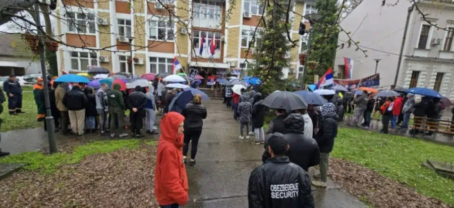 Odžaci uz Bojana: Građani se okupili u znak podrške ranjenom sugrađaninu (FOTO/VIDEO)