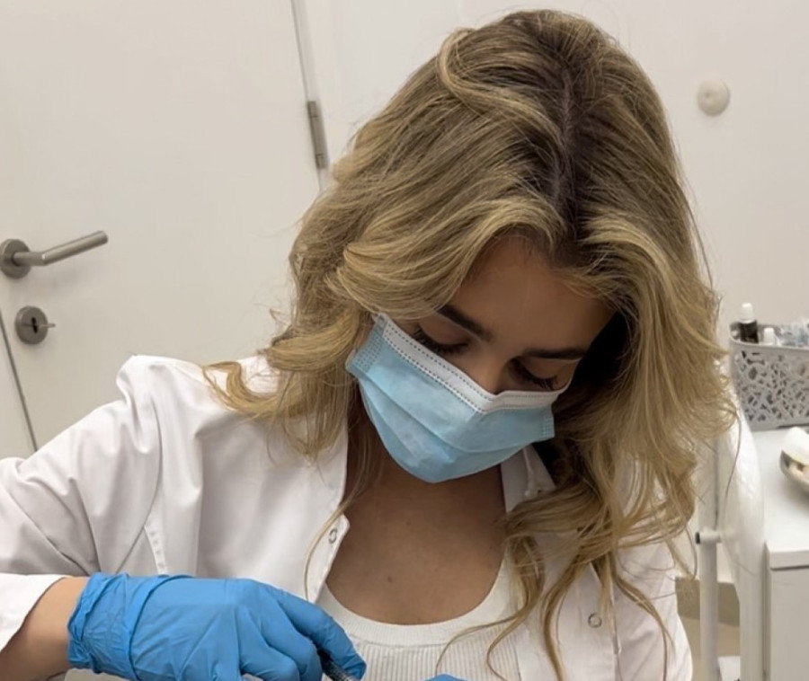 Ćerka Ace Pejovića je doktorka plastične hirurgije: Završila jedan od najtežih fakulteta, pa pokazala kako ulepšava žene