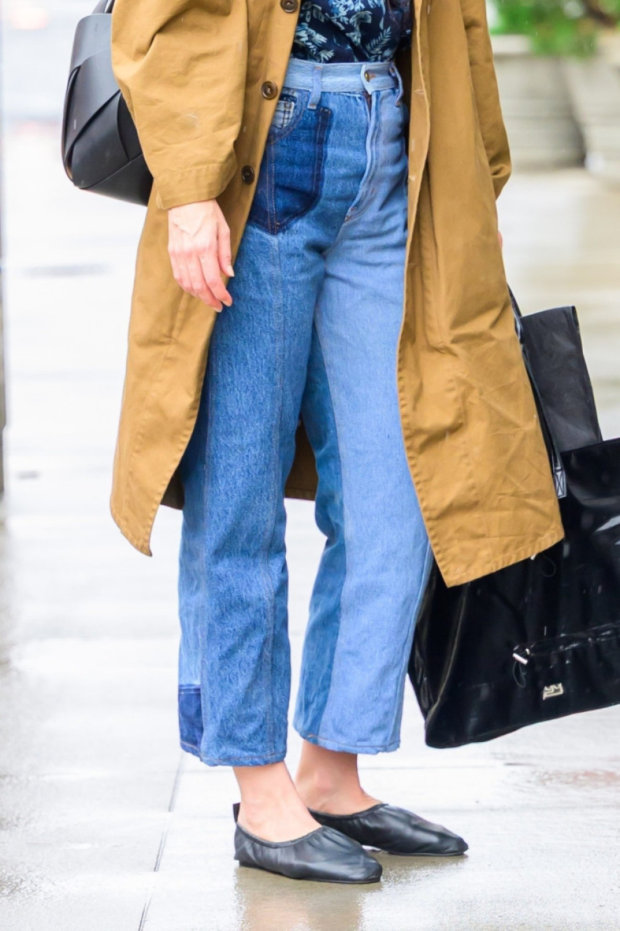 Ulični "šik": Uz senf-žuti kaput i neobičan džins Kejti Holms je pobedila tmuran dan (FOTO)