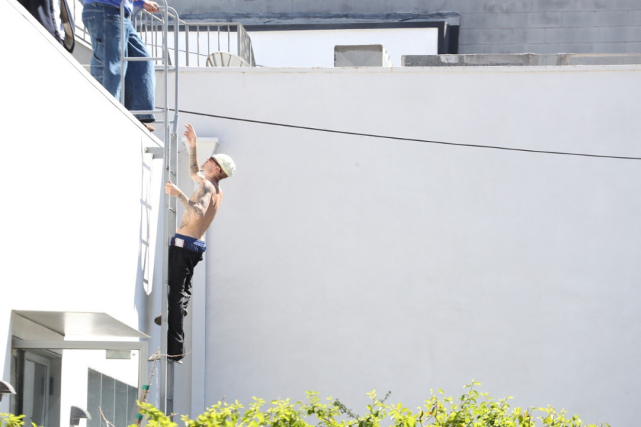 Od Hejli ni traga ni glasa: Džastin Biber uhvaćen golišav na krovu zgrade (FOTO)