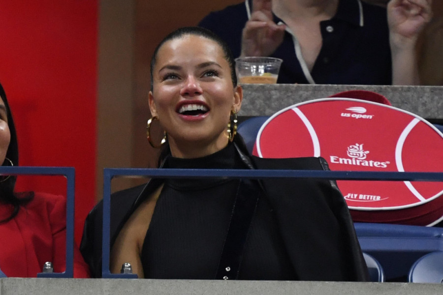 Adrijana Lima bodri Novaka Đokovića! Brazilska lepotica sedi pored Noletovog strica i blista (FOTO)