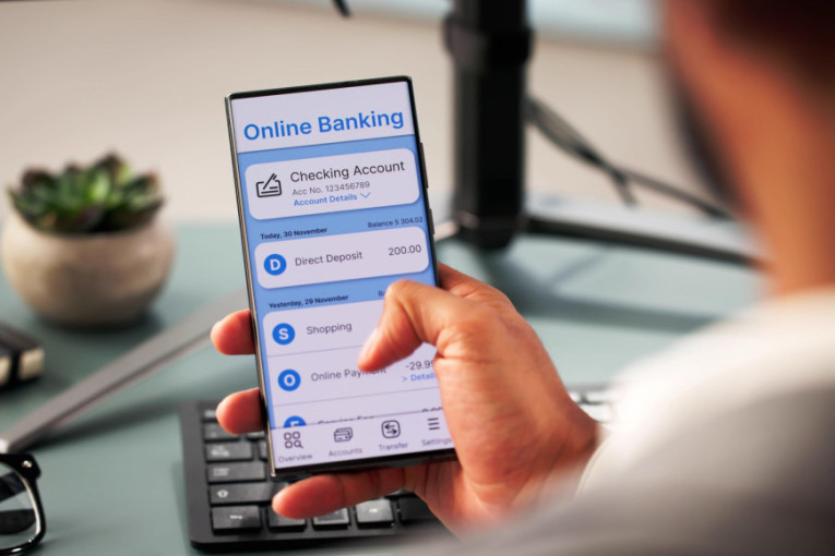 Sve više plaćamo mobilnim i kompjuterom: Raste digitalno bankarstvo