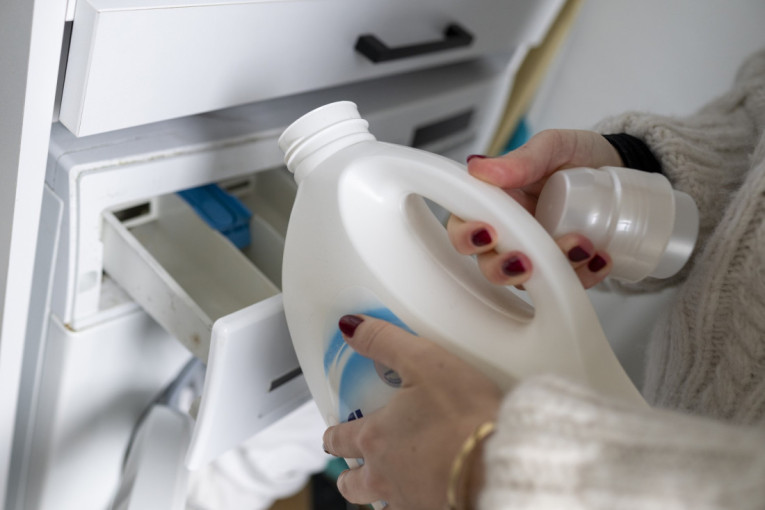 Ne bacajte požutele jastuke: Uz nekoliko trikova mogu ponovo da budu beli i mekani