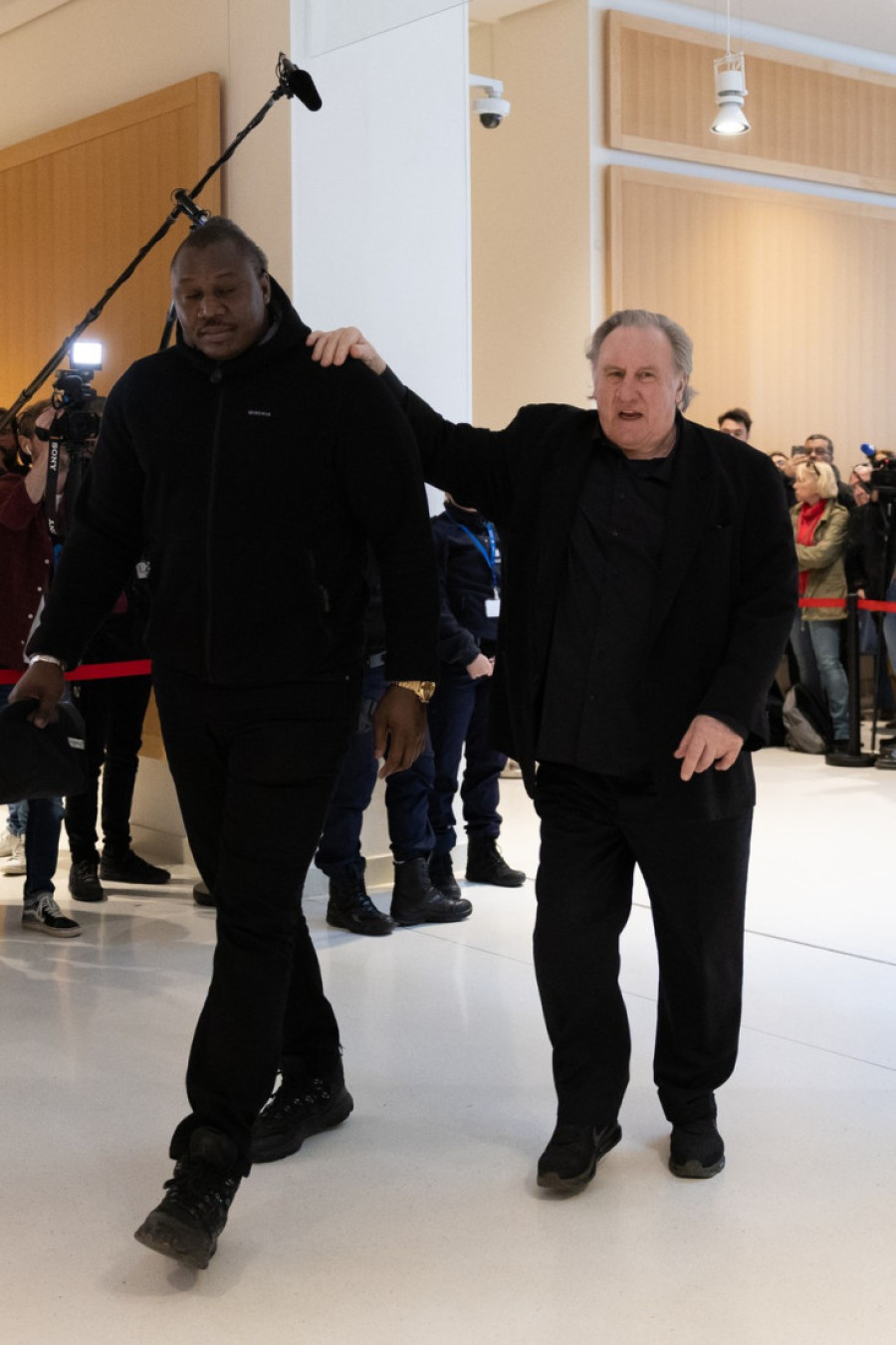 Počelo suđenje! Žerar Depardje: Jesam je zgrabio, ali to nije bio nikakav napad!