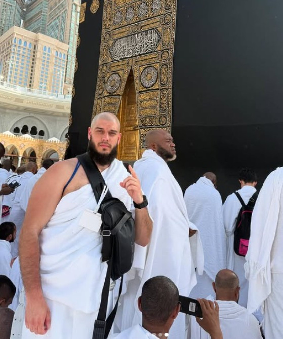 "Šta sam uradio, pa sam ovo zaslužio?" Dejan Dragojević u beloj haljini: Oglasio se iz Meke!