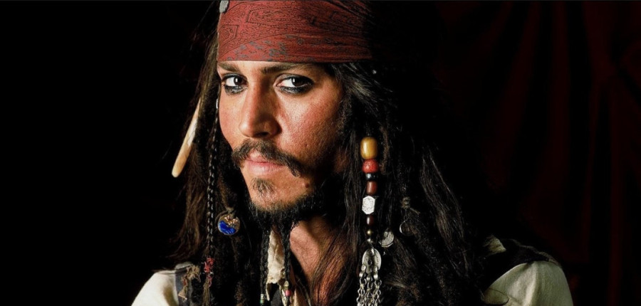 Džoni Dep nosi srpsku kravatu: Blagoslovio je episkop Stefan!