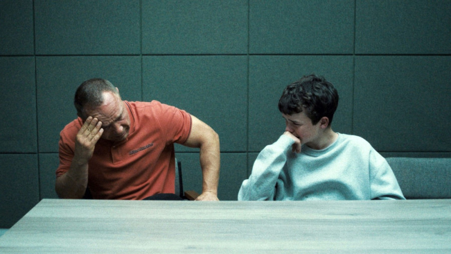 Nakon ogromnog uspeha serije, zvezda "Adolescencije" objavljuje knjigu: Glumac poziva očeve širom sveta da urade nešto važno!