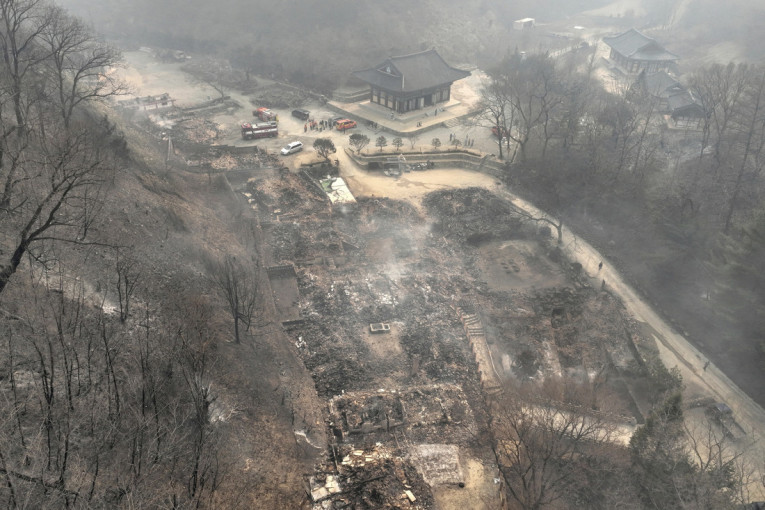 Muškarac izvodio obred na grobu predaka i izazvao stravičan požar o kom bruji svet: Desetine mrtvih, deo zemlje opustošen (VIDEO)