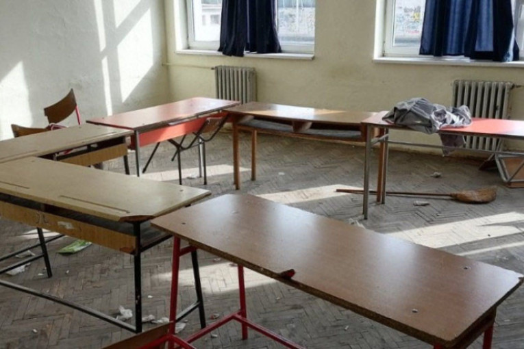 Umalo tragedija u školi: Plafon popustio, đaci jedva izbegli nesreću!