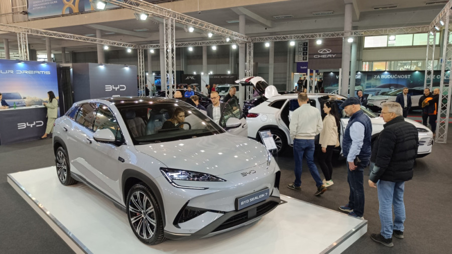 Više od 60 električnih i hibridnih vozila na Novosadskom sajmu: Stiže i automobil koji potpuno sam vozi! (FOTO)