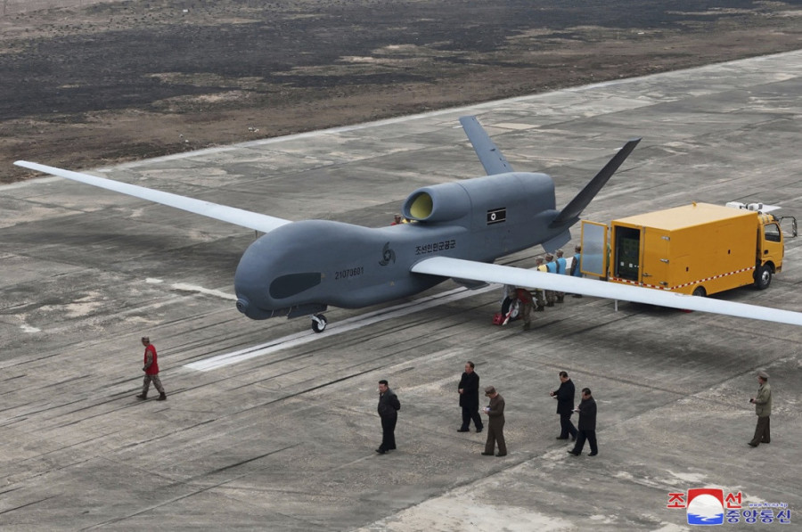 Kim Džong Un predstavio dronove kamikaze sa veštačkom inteligencijom: Pokazao i kakvu ubitačnu moć imaju (FOTO)