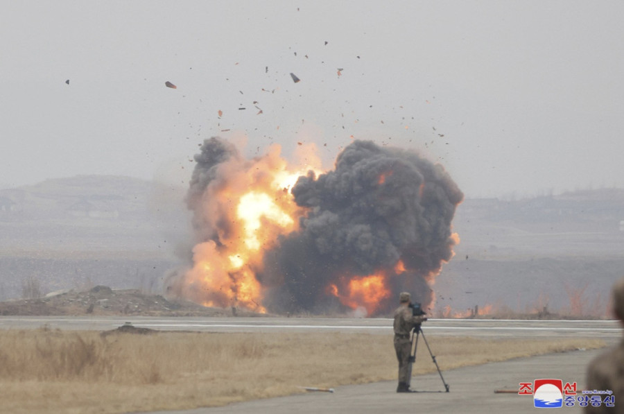 Kim Džong Un predstavio dronove kamikaze sa veštačkom inteligencijom: Pokazao i kakvu ubitačnu moć imaju (FOTO)