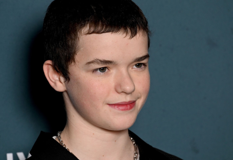 Nakon ogromnog uspeha serije, zvezda "Adolescencije" objavljuje knjigu: Glumac poziva očeve širom sveta da urade nešto važno!