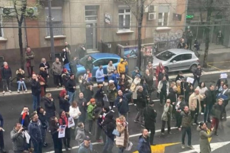 Šaka jada opet maltretirala građane u Beogradu - Blokaderi blokirali ulicu na Paliluli (FOTO)