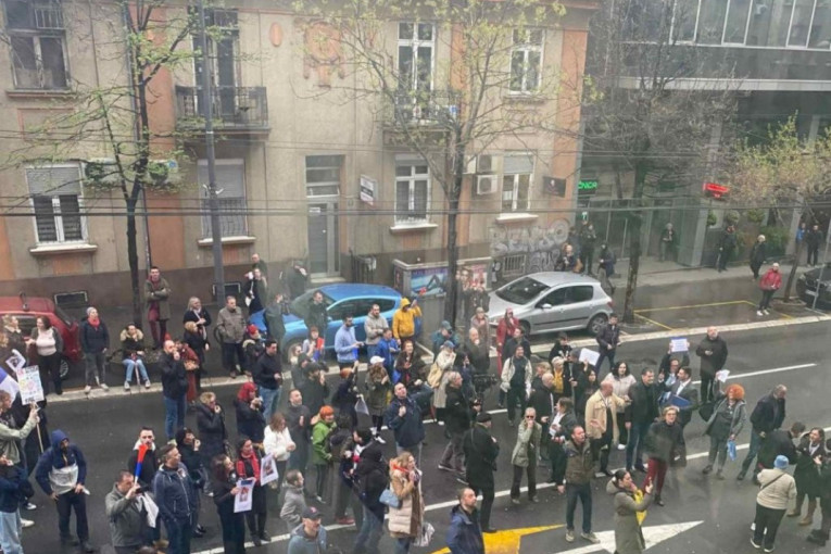 Šaka jada opet maltretirala građane u Beogradu - Blokaderi blokirali ulicu na Paliluli (FOTO)