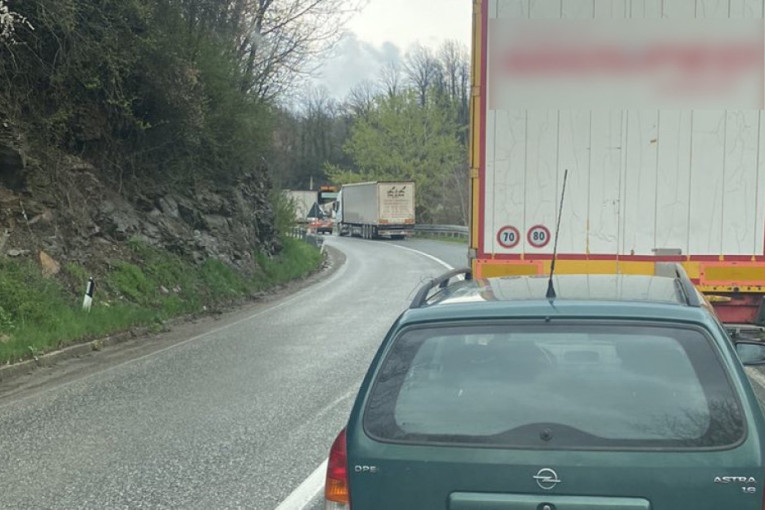 Žestok sudar kod Ljiga: Više osoba povređeno - saobraćaj obustavljen