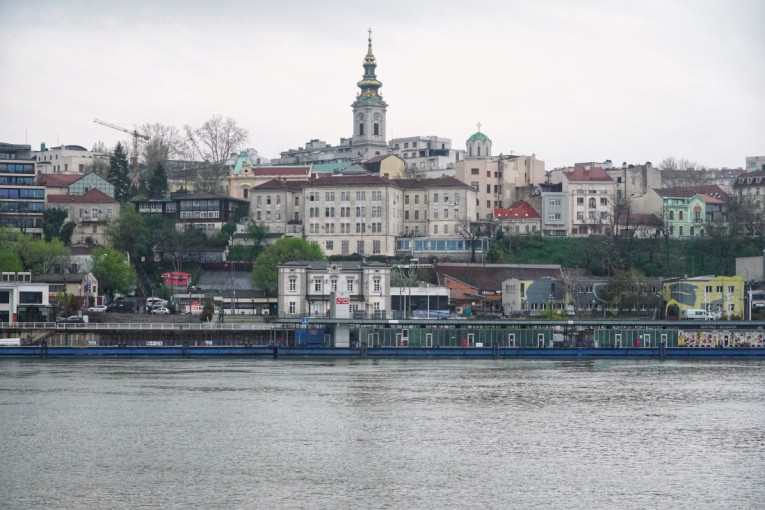 I danas kišovito, oblačno: Zima ne odustaje, sneg na planinama