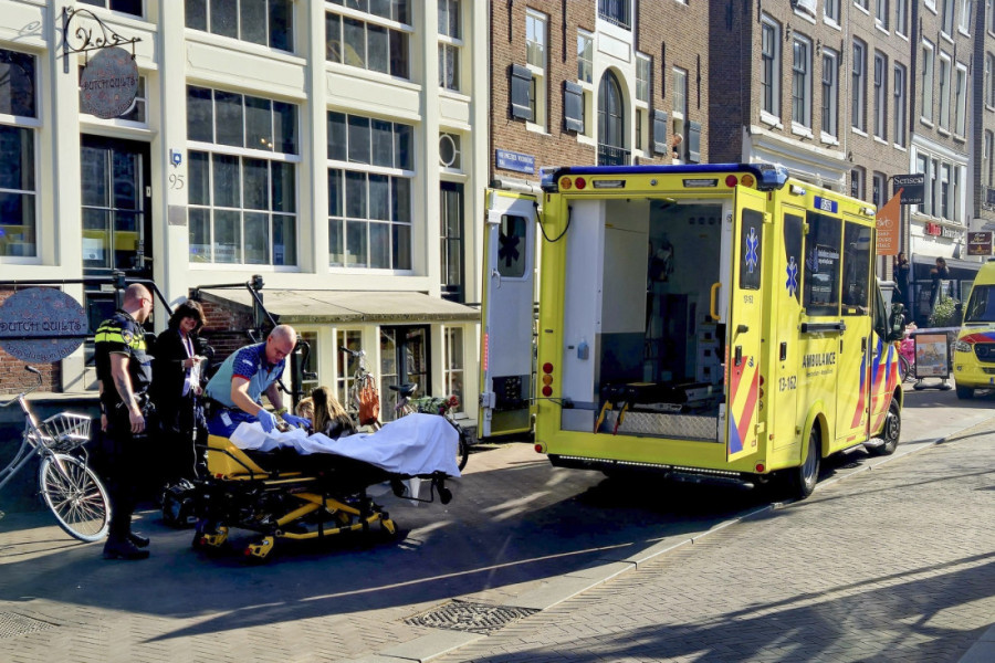 Napad nožem u Amsterdamu: Policija opkolila trg, ima povređenih! (FOTO/VIDEO)