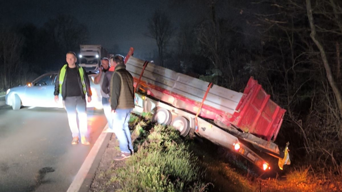 Karambol na Ibarskoj magistrali: Dva sudara na rastojanju od samo deset metara, "mercedes" sleteo s puta. a džip udario u kamion (FOTO)