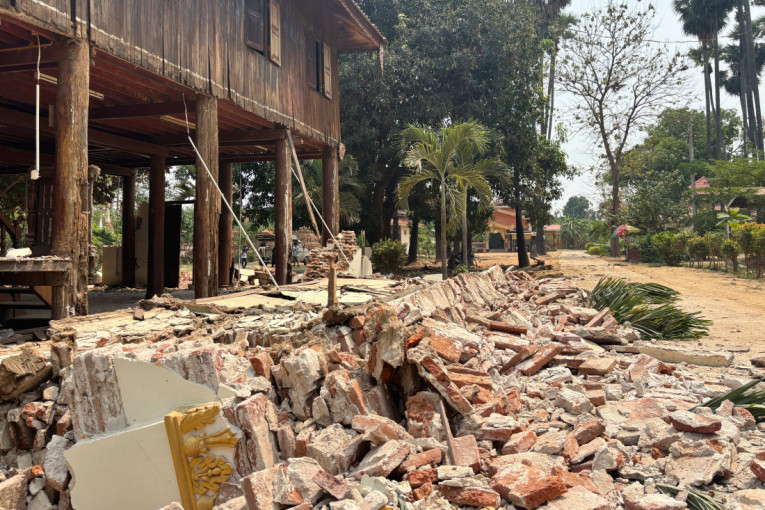 Spasioci izvlače preživele iz ruševina nakon zemljotresa! Alarmantna situacija u Mjanmaru (VIDEO)