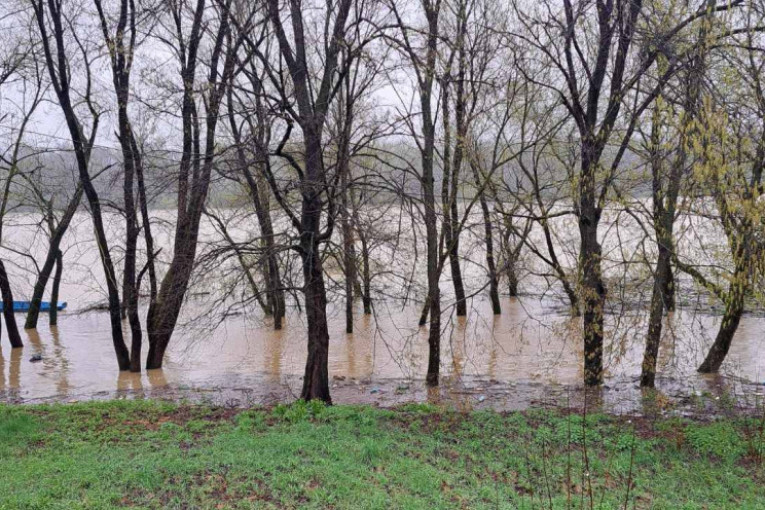 Kritično u Srpskoj: U Laktašima vanredna situacija, izlile se reke, ronioci i vatrogasci na terenu! U Derventi nema škole! (FOTO/VIDEO)