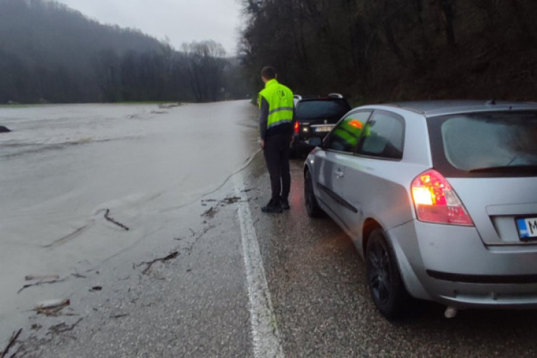 Kritično u Srpskoj: U Laktašima vanredna situacija, izlile se reke, ronioci i vatrogasci na terenu! U Derventi nema škole! (FOTO/VIDEO)