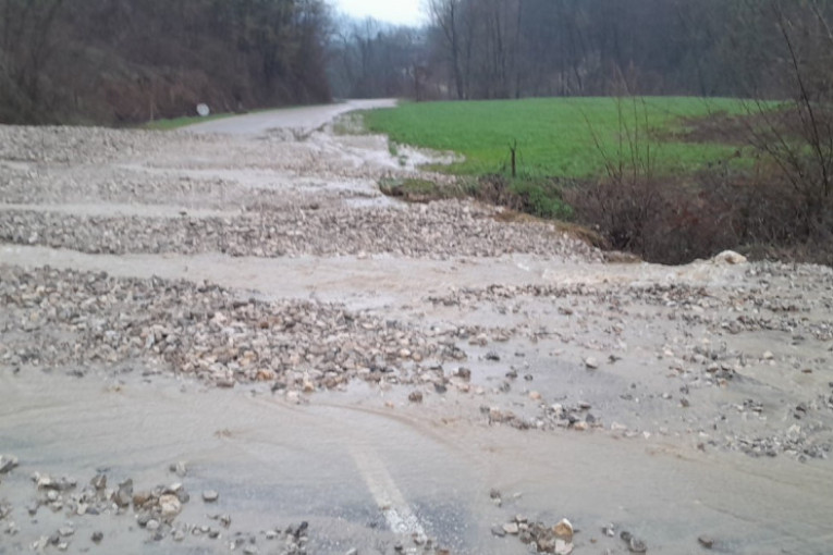 Kritično u Srpskoj: U Laktašima vanredna situacija, izlile se reke, ronioci i vatrogasci na terenu! U Derventi nema škole! (FOTO/VIDEO)