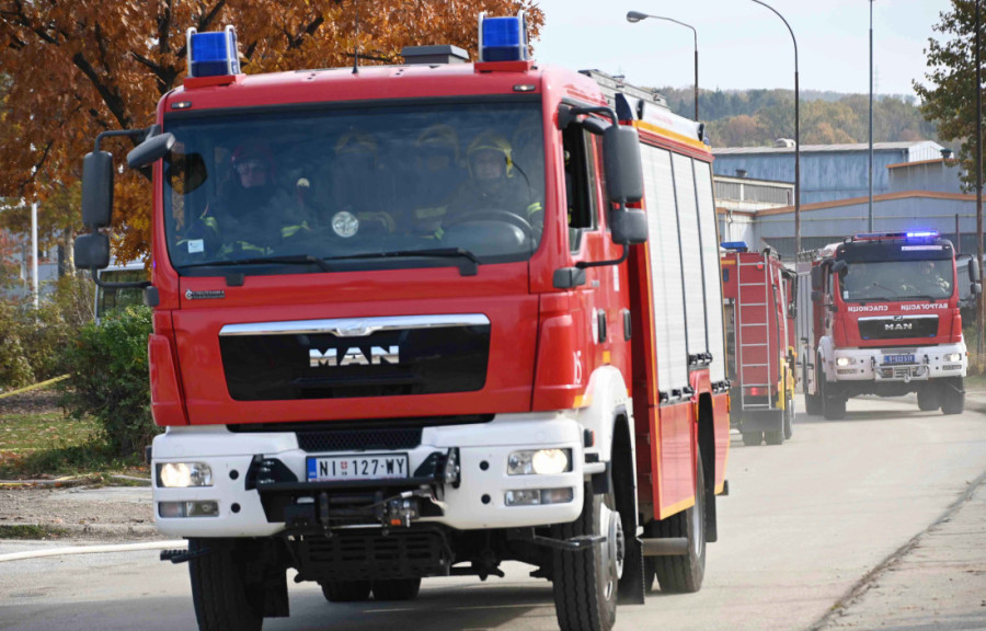 Drama na putu između Čačka i Kraljeva: Šleper probio bankinu, pa se prevrnuo! (FOTO)